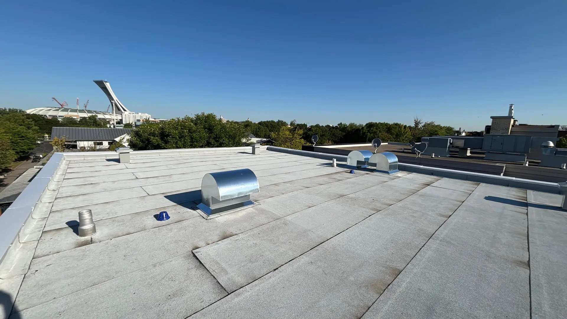 Toit plat montréalais avec membrane, drains et équipements mécaniques